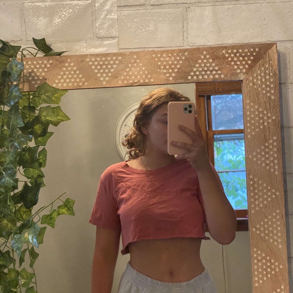 red cropped tee